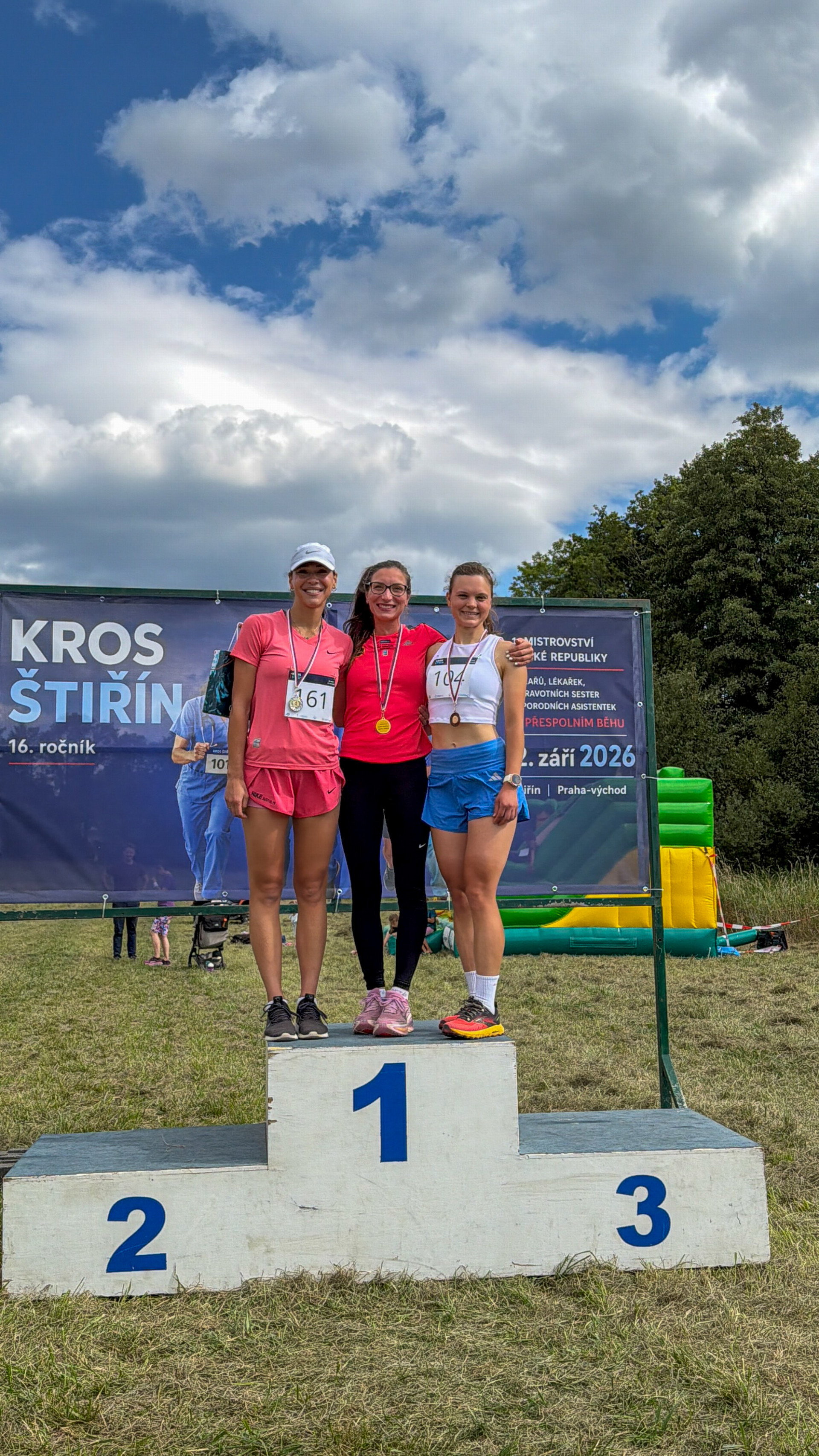 Laura Čišková (vlevo)