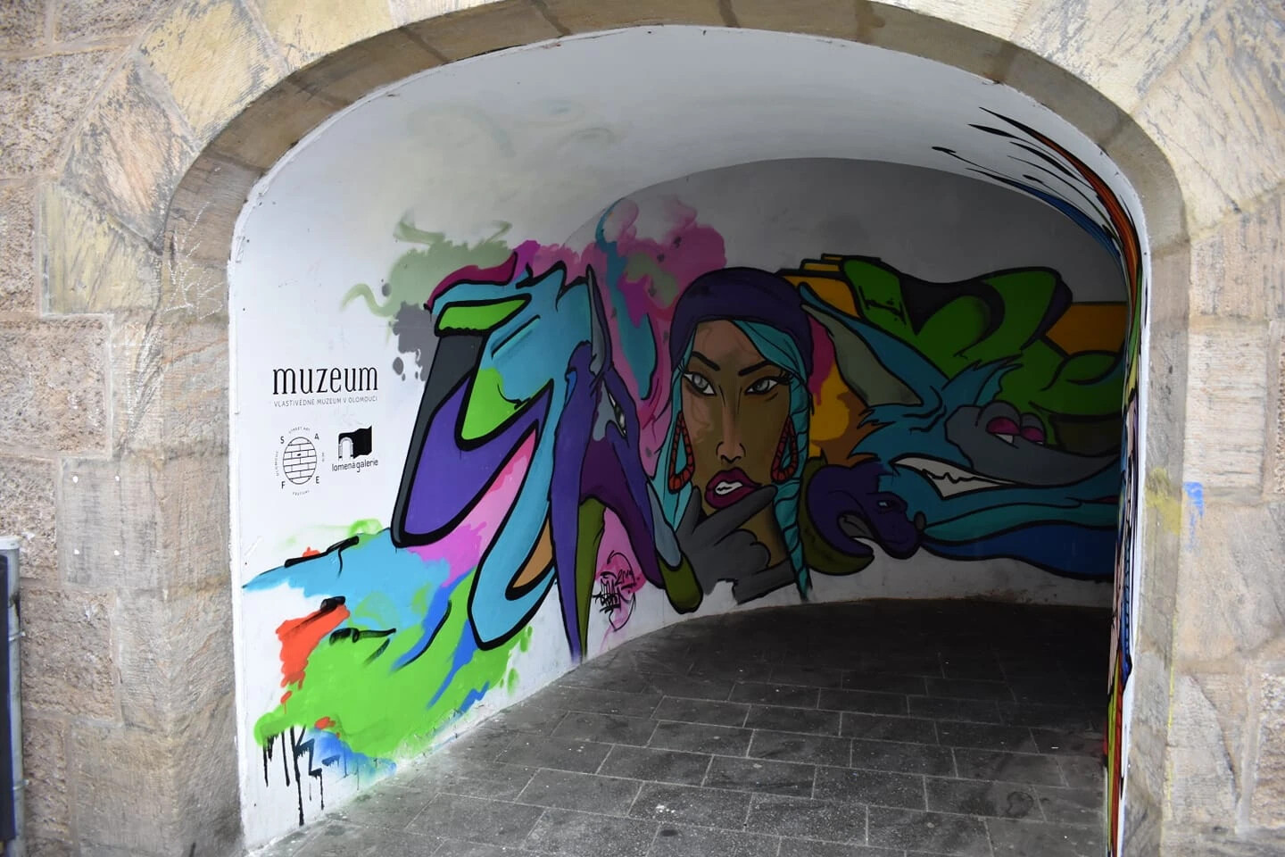 Průchod po zásahu umělce IGA ART, zdroj: Lomená galerie