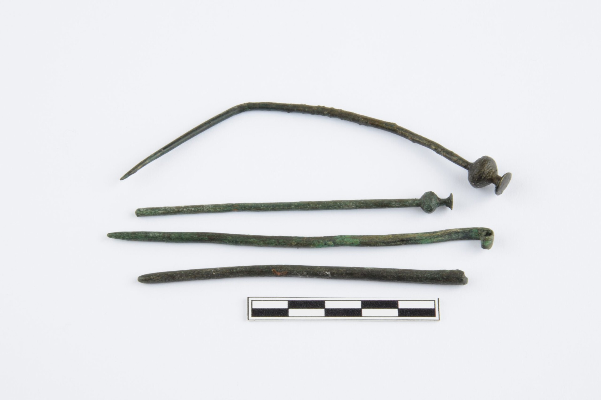 Bronzové jehlice. (Kultura lidu popelnicových polí). Foto: ACO – Andrea Šindlerová