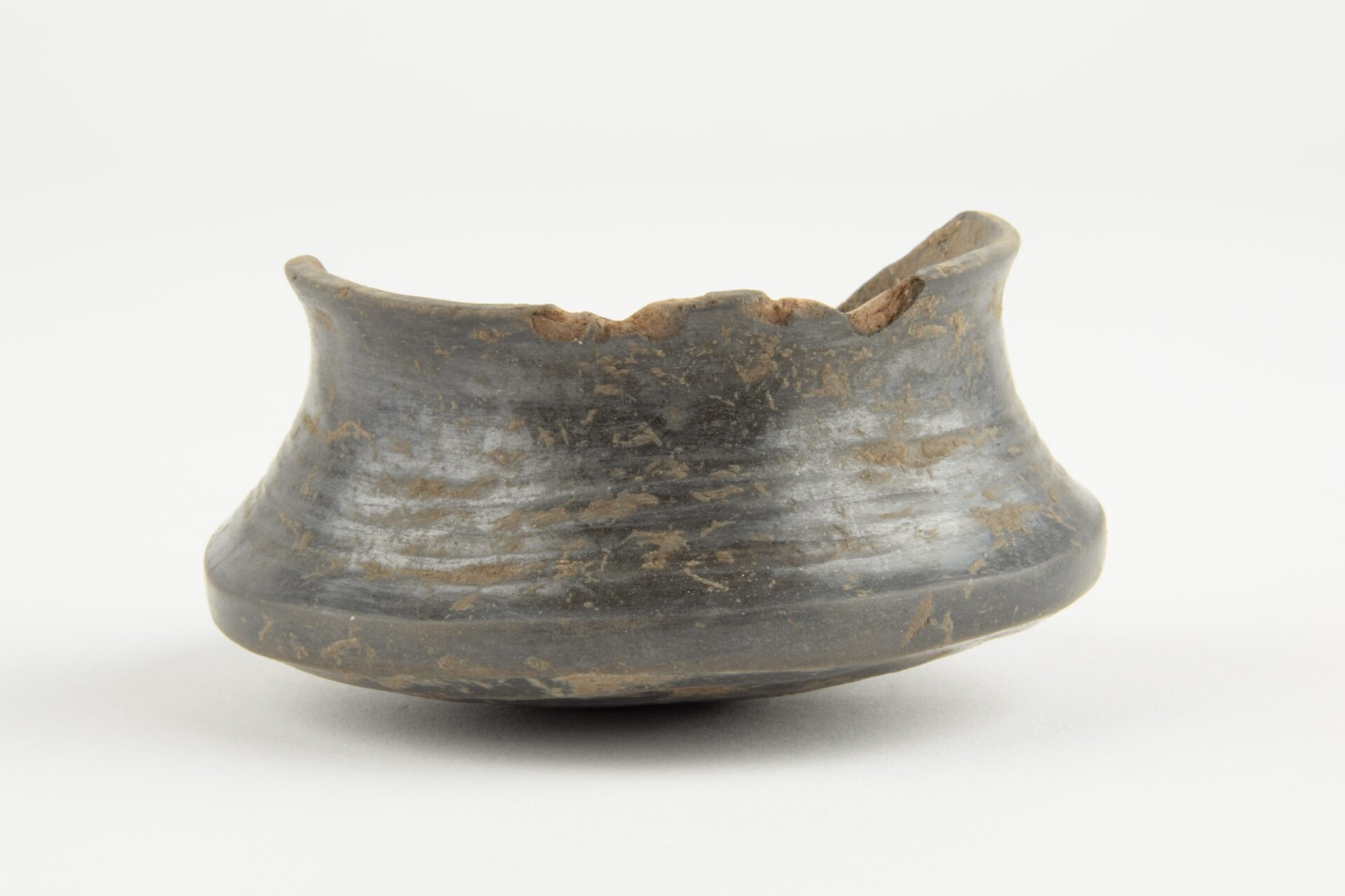 Keramická nádobka. (Kultura lidu popelnicových polí). Foto: ACO – Andrea Šindlerová