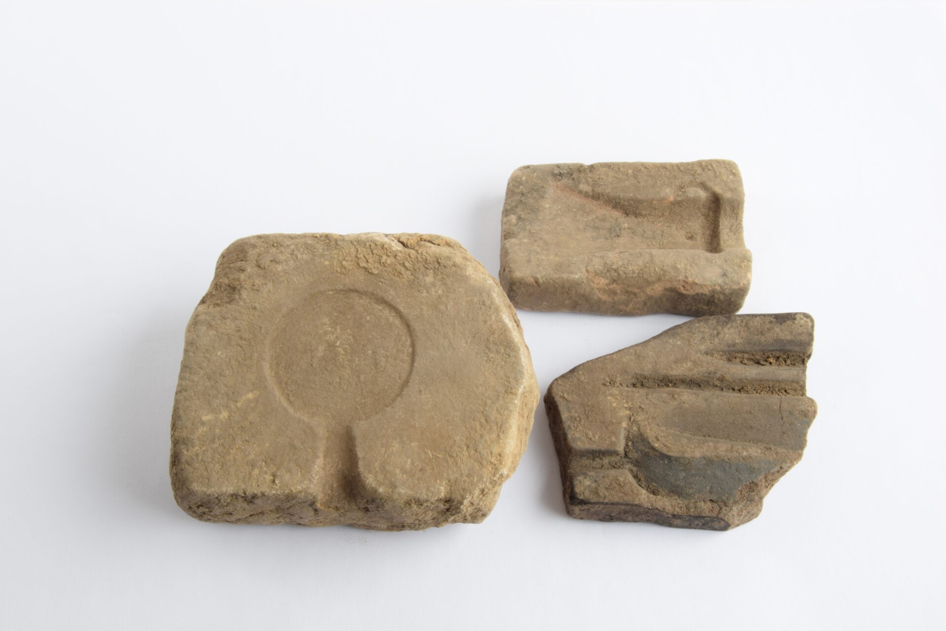 Kamenné licí formy. (Kultura lidu popelnicových polí). Foto: ACO – Andrea Šindlerová