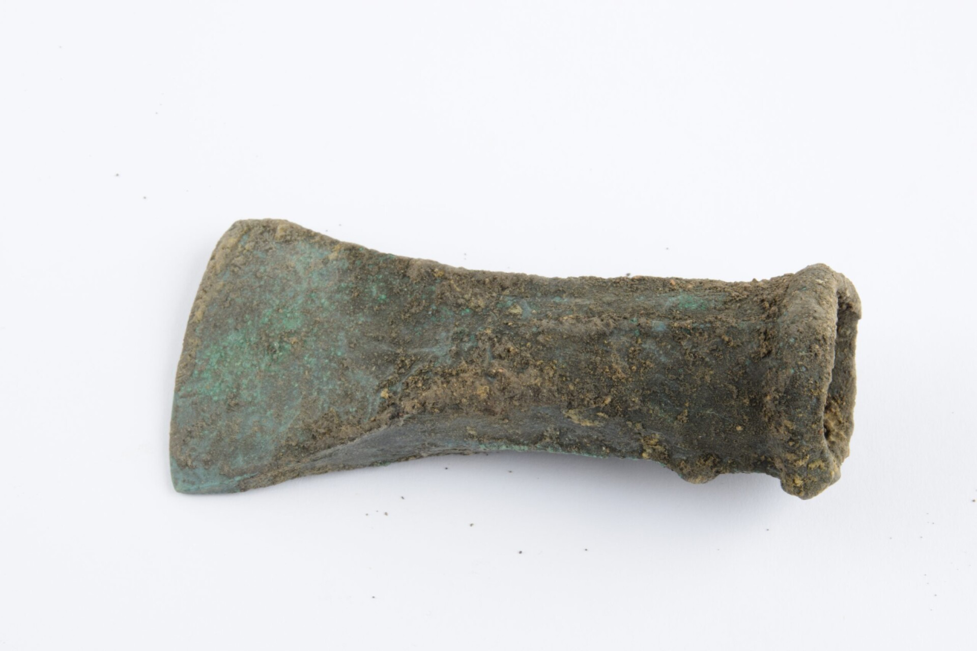 Bronzová sekera. (Kultura lidu popelnicových polí). Foto: ACO – Andrea Šindlerová