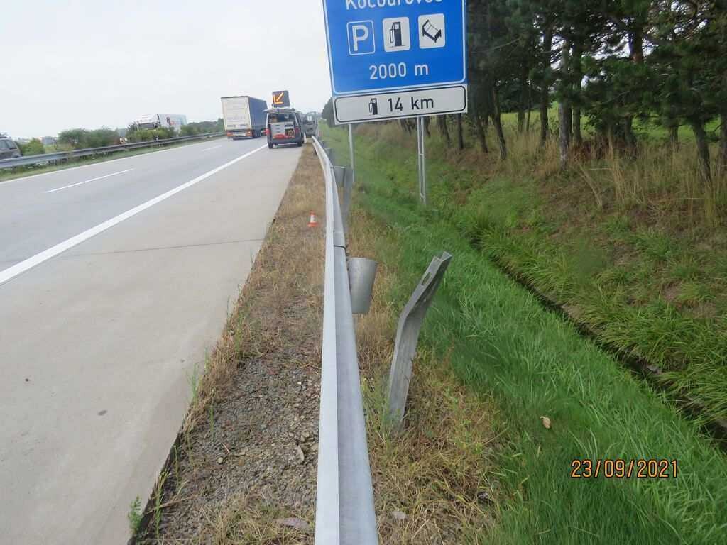 Poškozená svodidla D35, Foto: PČR