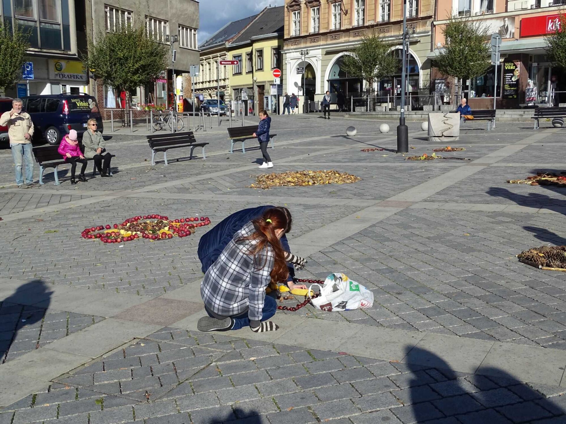 Takto vznikaly obrazy z přírodnin v roce 2018, zdroj: Technické služby města Přerova