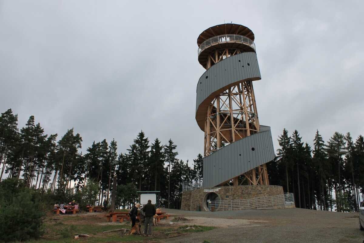 Rozhledna na kopci Velký Kosíř, který je přezdívaný "hanácké Mont Blanc".