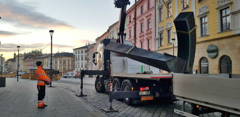 Instalace nové sochy, zdroj: olomouc.eu