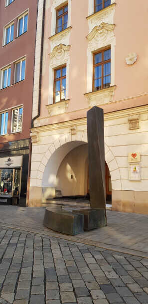 Instalace nové sochy, zdroj: olomouc.eu