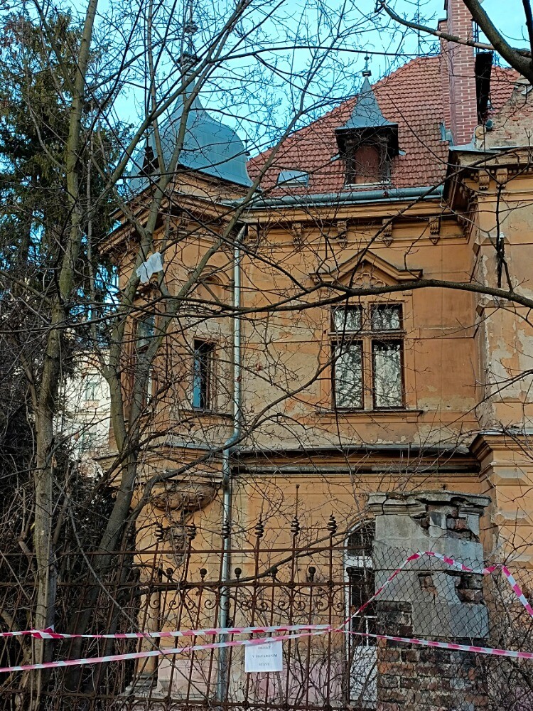 Jak je vidět, plot a některé částí zdí jsou ve velmi špatném stavu