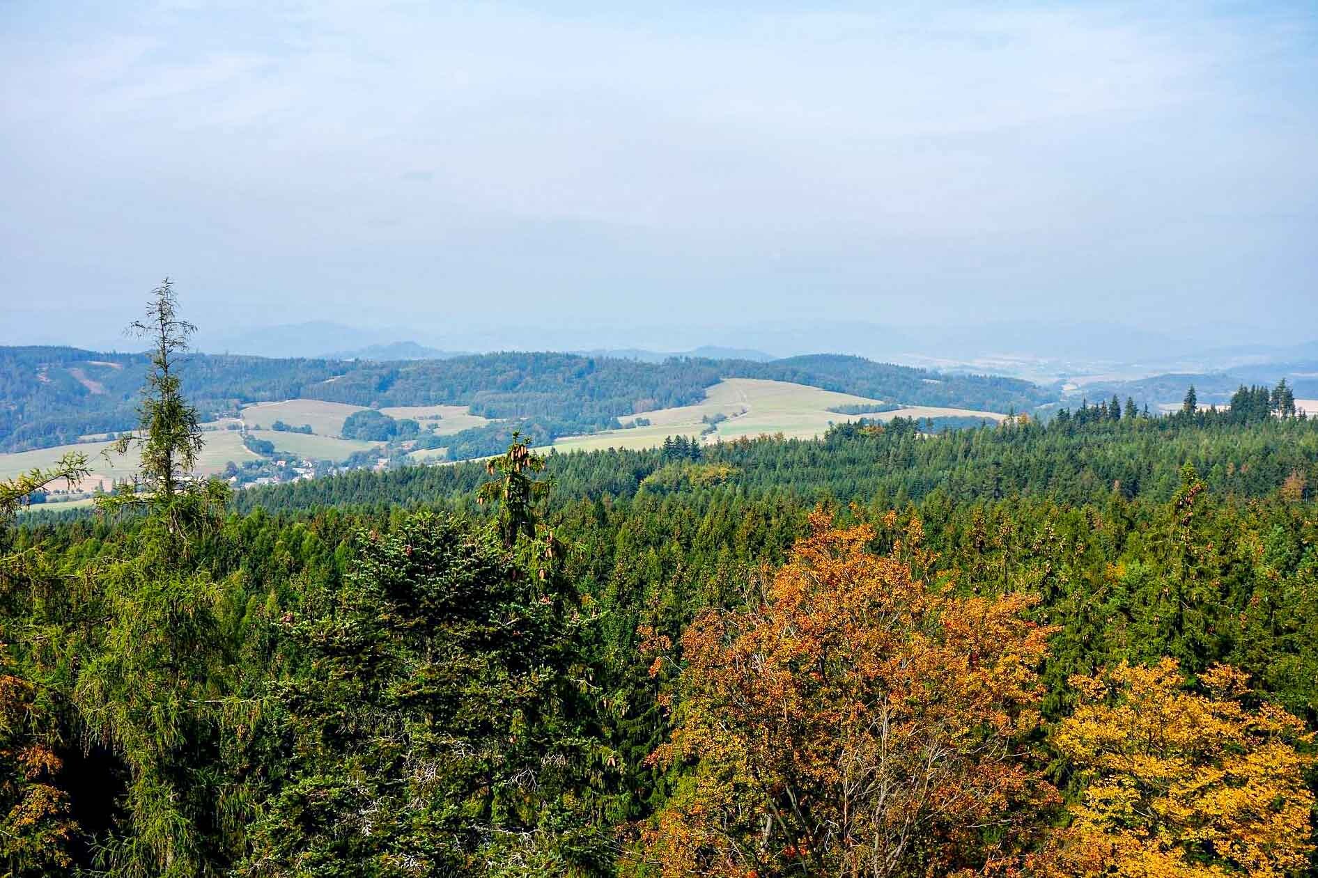 Výhled z vrchu Bradlo; zdroj: regiontourist.cz