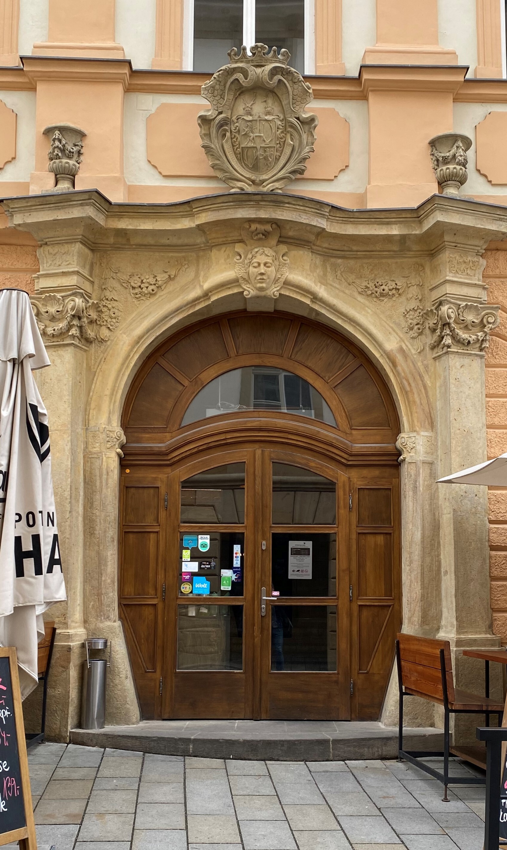 Vchod do restaurace. Nahoře vidíme erb rodiny Podstatských, zdroj: OlomouckýReport