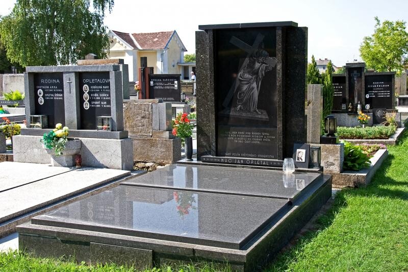 Hrob Jana Opletala v Nákle; Zdroj: litovelsko.eu