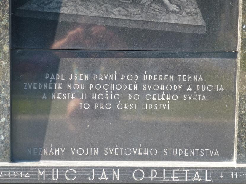 Hrob Jana Opletala v Nákle; Zdroj: litovelsko.eu