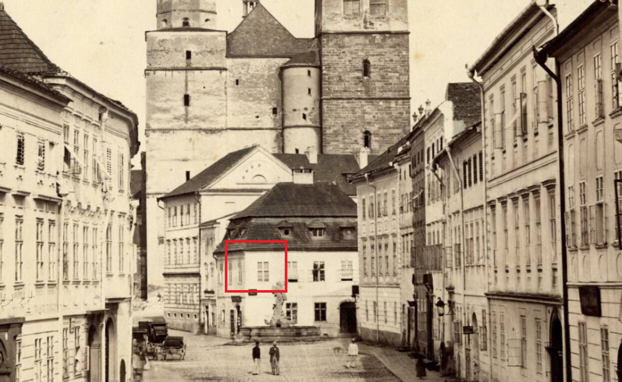 Z tohoto okna Švýcar Höflinger pořídil svou fotografii; zdroj: Státní okresní archiv v Olomouci