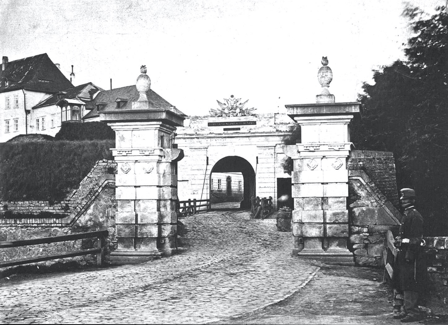 Pohled na budovu skrz Hradskou bránu okolo roku 1876; zdroj: SOKa
