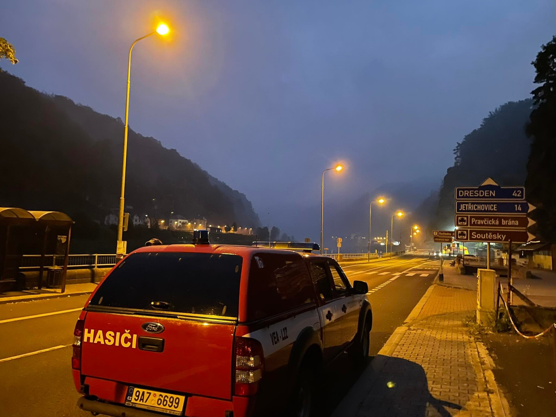 Nad ránem hasiči přijeli na místo. Zdroj: HZS OK
