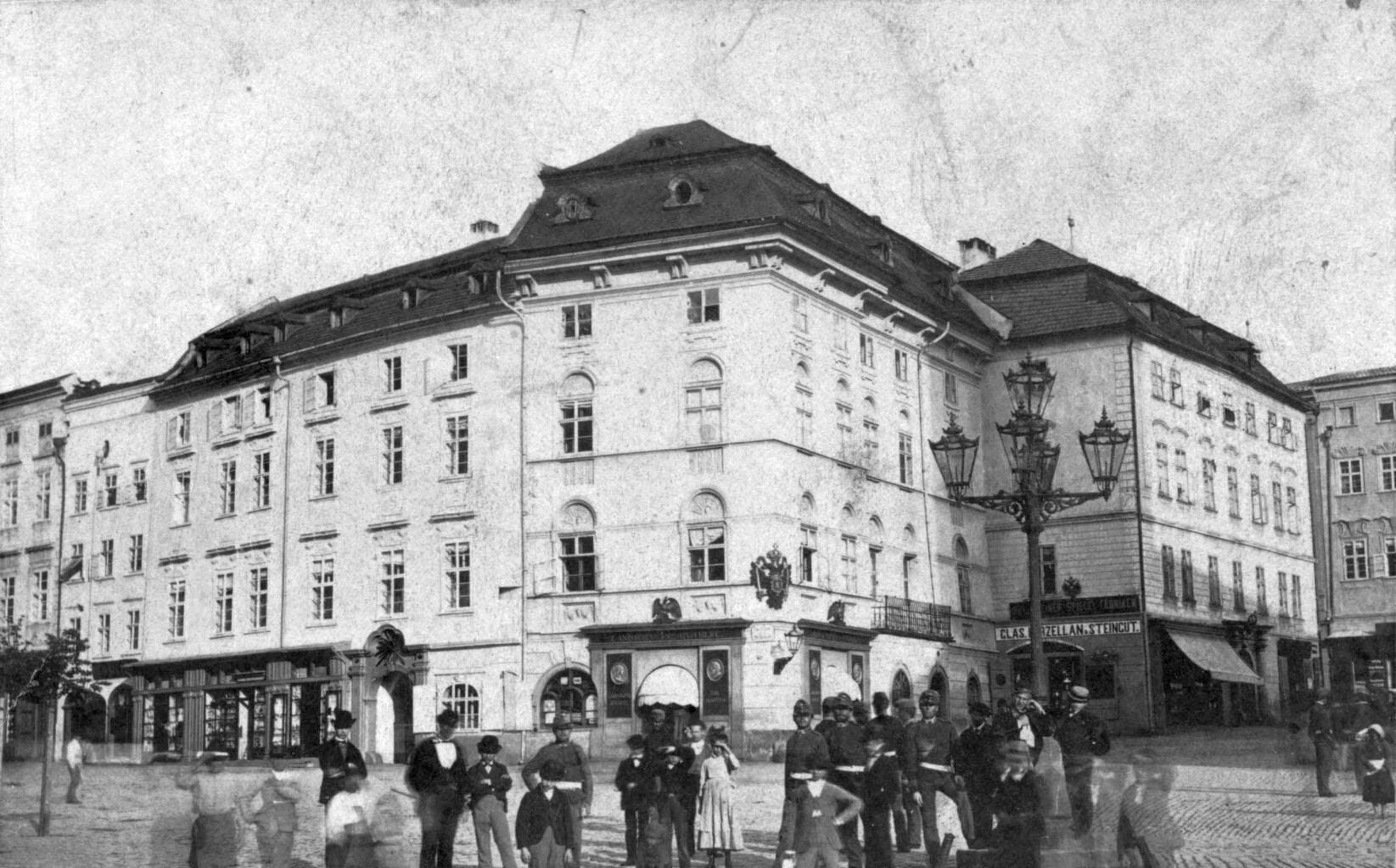 Krajinská lékárna v roce 1876; zdroj: Toulky starou Olomoucí