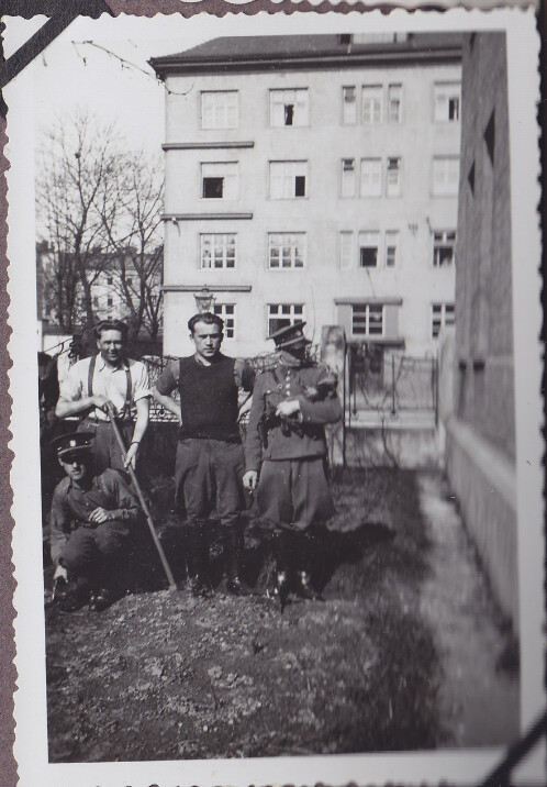 Fotografie četníků u budovy v Husově ulici; zdroj: Jiří Vaněček