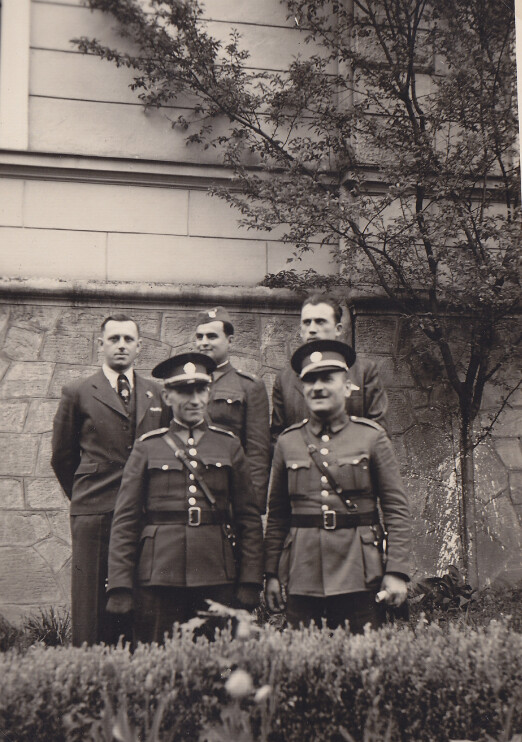 Fotografie četníků u budovy v Husově ulici; zdroj: Jiří Vaněček