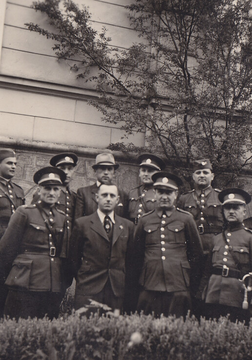 Fotografie četníků u budovy v Husově ulici; zdroj: Jiří Vaněček