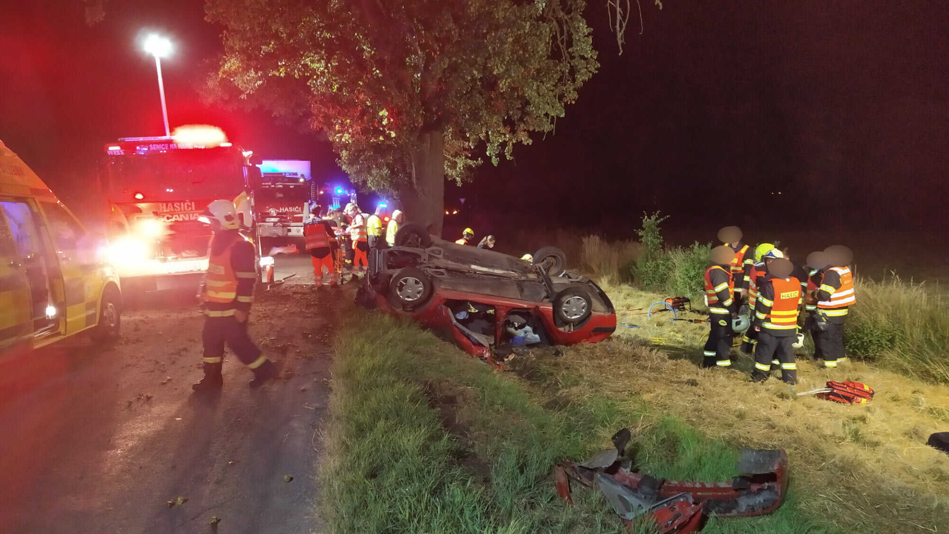 Po nárazu do stromu u Choliny zůstali cestující zaklíněni v autě, foto: SDH Senice na Hané