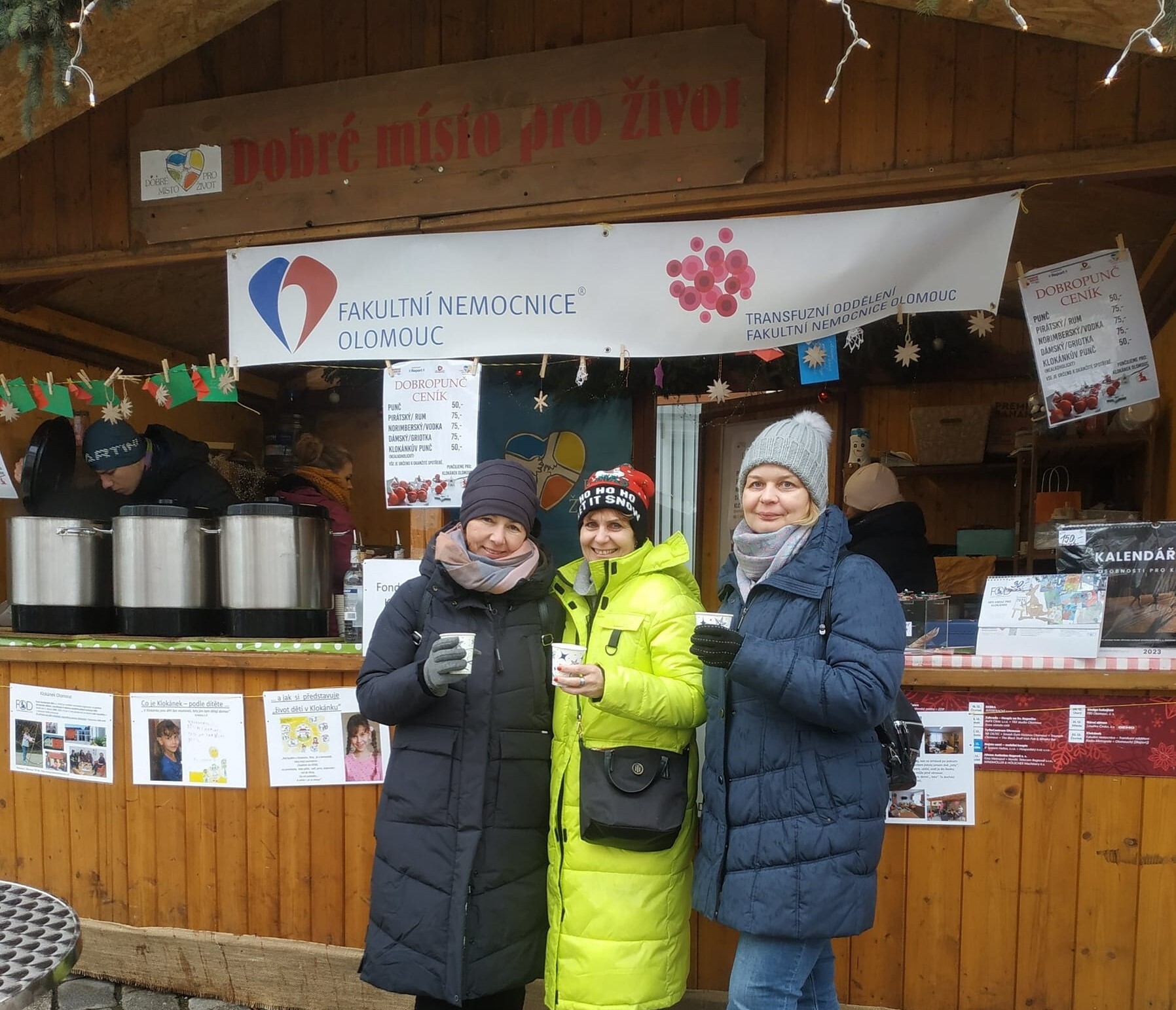 Prodej punče s redakcí Olomouckého Reportu ve stánku Dobrého místa pro život, Zdroj: sociální síť Facebook Klokánek Olomouc