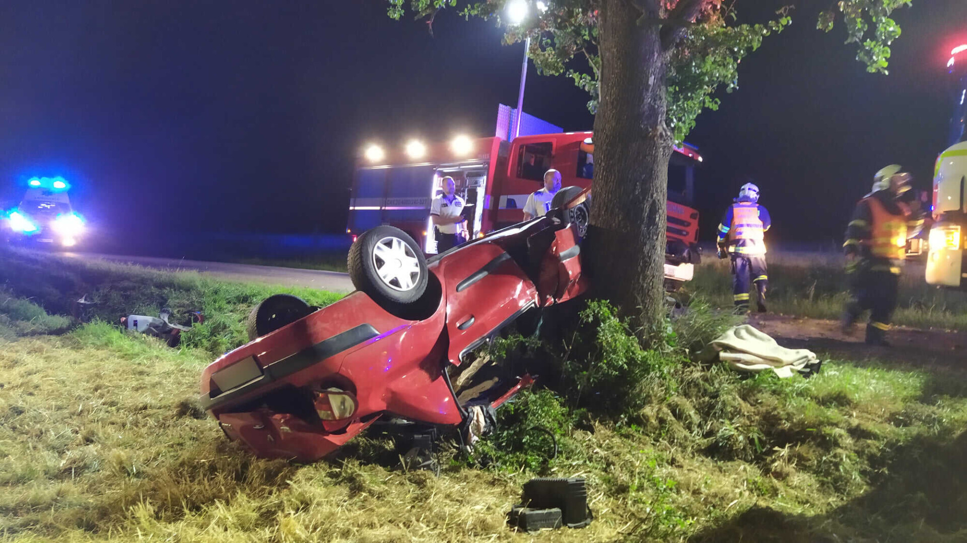 Po nárazu do stromu u Choliny zůstali cestující zaklíněni v autě, foto: SDH Senice na Hané