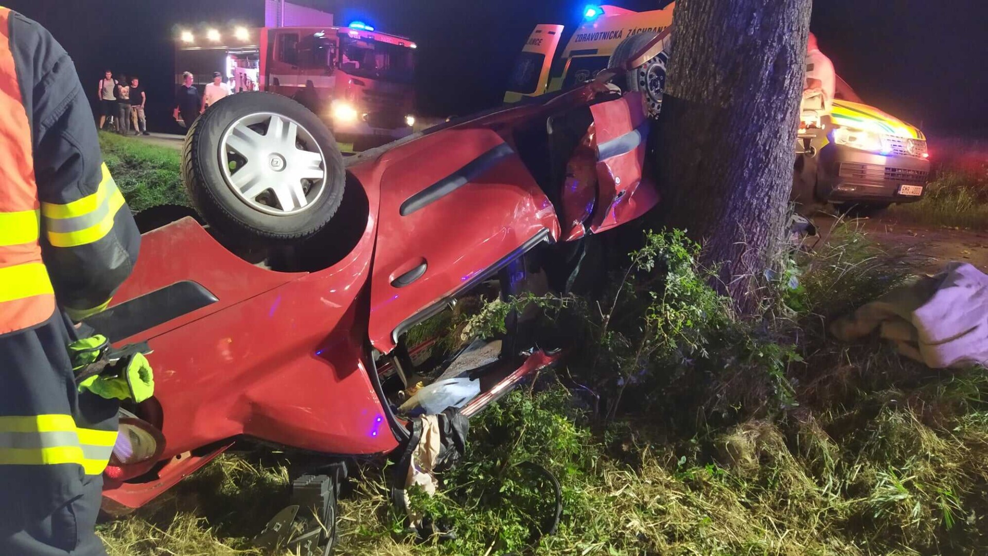 Po nárazu do stromu u Choliny zůstali cestující zaklíněni v autě, foto: SDH Senice na Hané