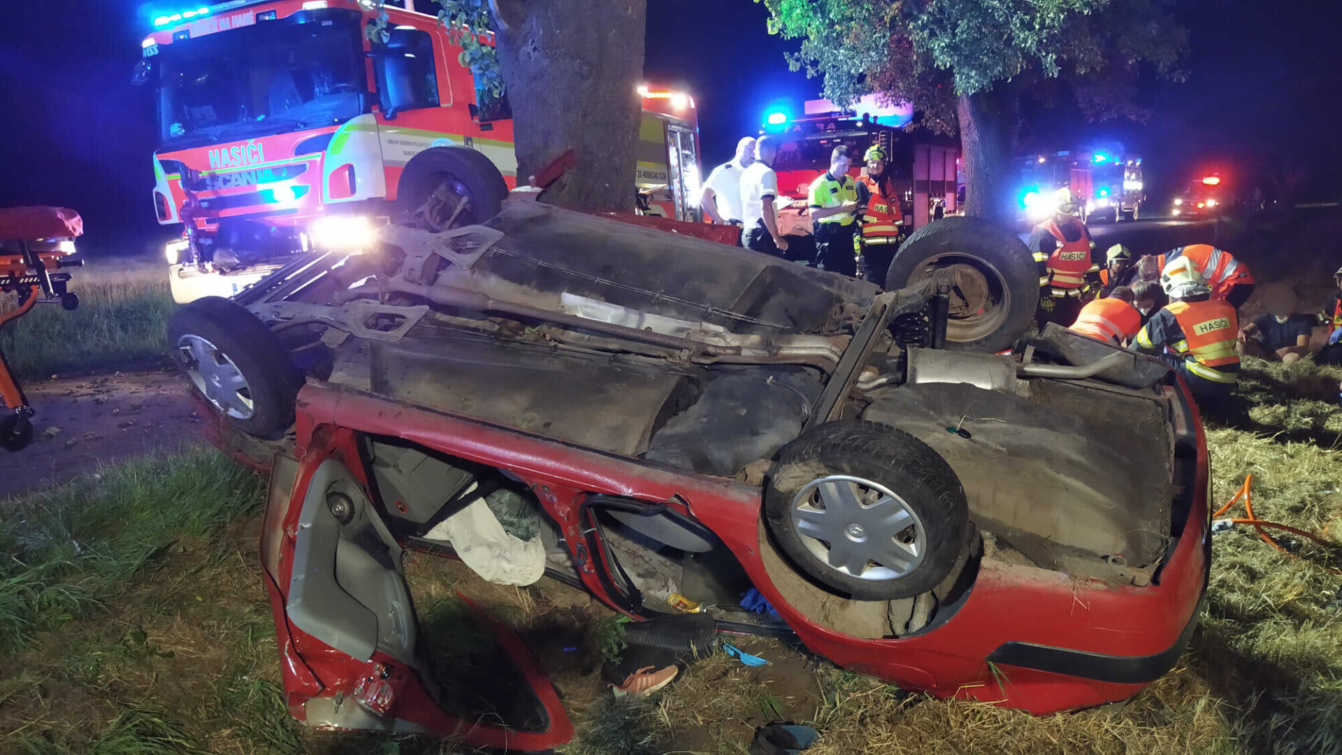 Po nárazu do stromu u Choliny zůstali cestující zaklíněni v autě, foto: SDH Senice na Hané