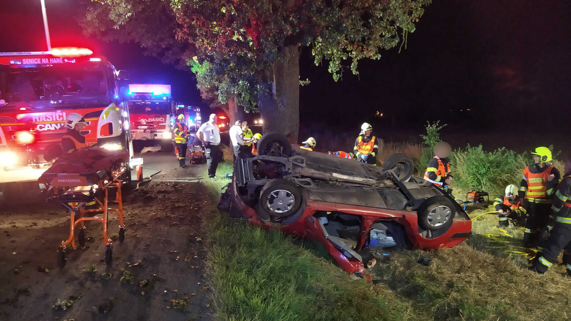 Po nárazu do stromu u Choliny zůstali cestující zaklíněni v autě, foto: SDH Senice na Hané