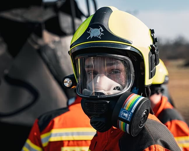 Hasiči odstraňují následky havárie cisternového vlaku s benzenem v Hustopečích.