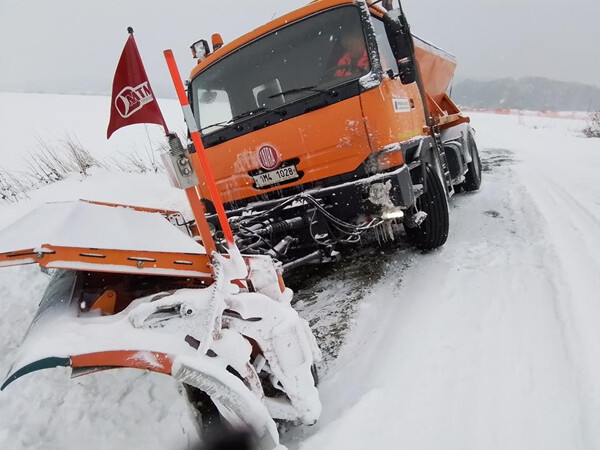 Sypač v příkopě u Velké Kraše, zdroj: HZS OK