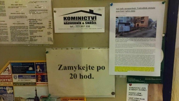 V jednom ze vchodů se na nástěnce objevil také článek Olomouckého Reportu o stavu rekonstrukce vnitrobloku, zdroj: Olomoucký Report