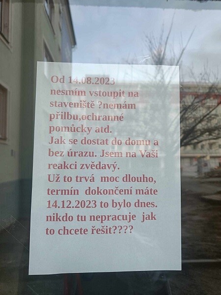 Na dveřích se objevují létaky, které potvrzují, že místní o prodloužení termínu stavebních úprav nevědí, zdroj: Olomoucký Report