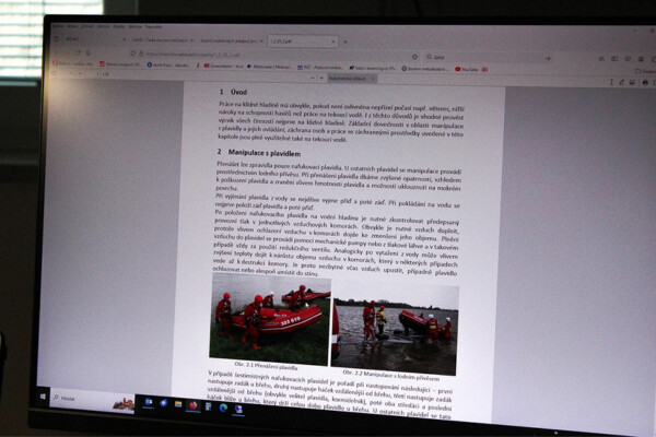BOZP při manipulaci s plavidlem; foto: Olomoucký Report