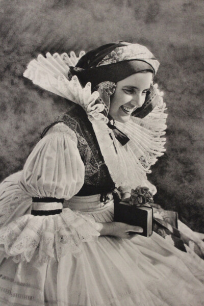 Dobová fotografie hanáckého kroje; zdroj: archiv J. Otáhalové
