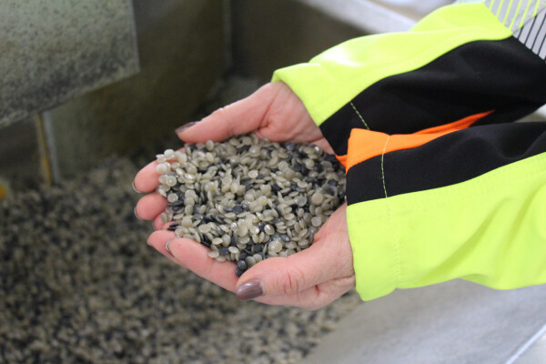Granulát na opětovné vyrábění plastů; foto: Olomoucký Report