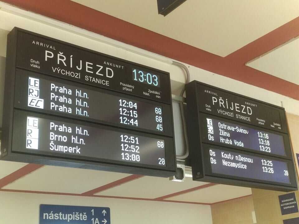 Vlaky kvůli omezení na trati nabíraly i hodinová zpoždění | foto Olomoucký report