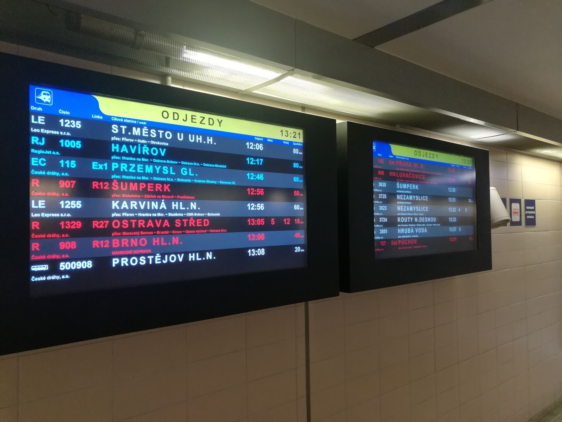 Vlaky kvůli omezení na trati nabíraly i hodinová zpoždění | foto Olomoucký report