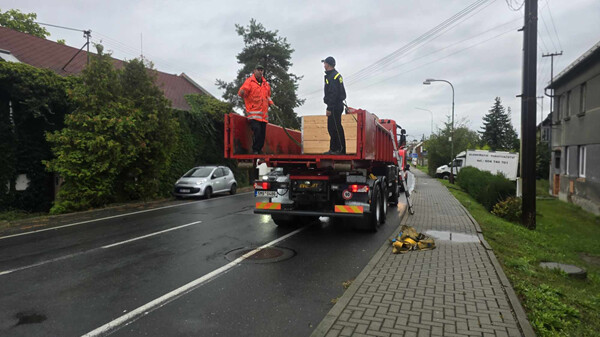 V Chomoutově plní pytle pískem, zdroj: Report