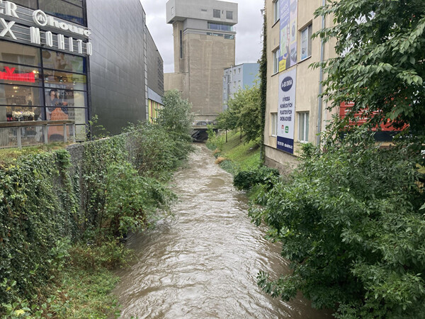 Mlýnský potok u Galerie Šantovka v 13:30, zdroj: Report