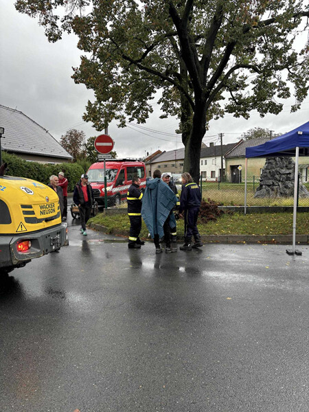 V Chomoutově plní pytle pískem, zdroj: Report