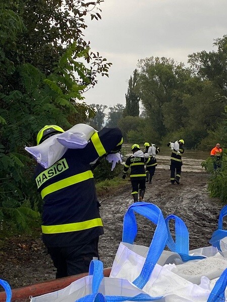 Hasiči preventivně zpevňují hráz v Olomouci na Nových Sadech. Zdroj: město Olomouc