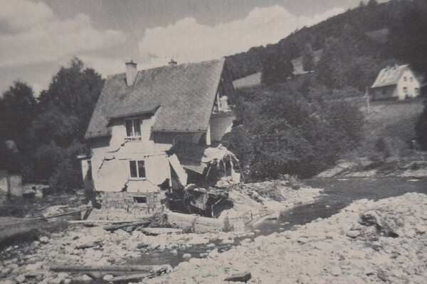 Jeden z domů poškozených povodní. Česká Ves, 1997. Zdroj: 600 let Česká Ves, A. Kubalová