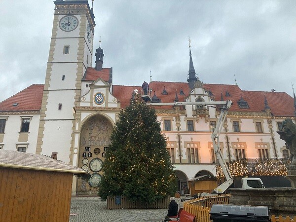 Technici na plošině v pondělí ráno zkouší funkčnost světýlek, foto: Olomoucký Report