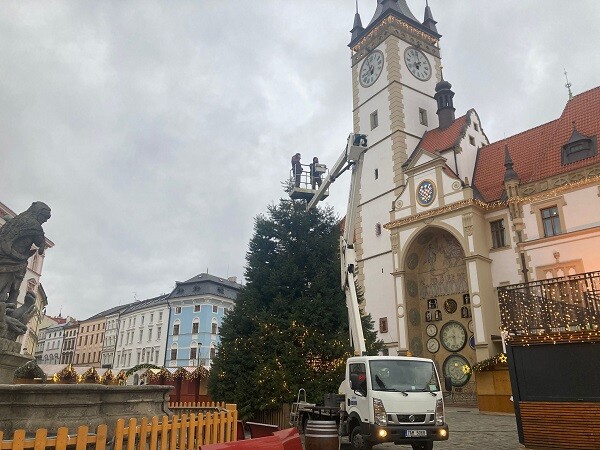 Technici na plošině v pondělí ráno zkouší funkčnost světýlek, foto: Olomoucký Report