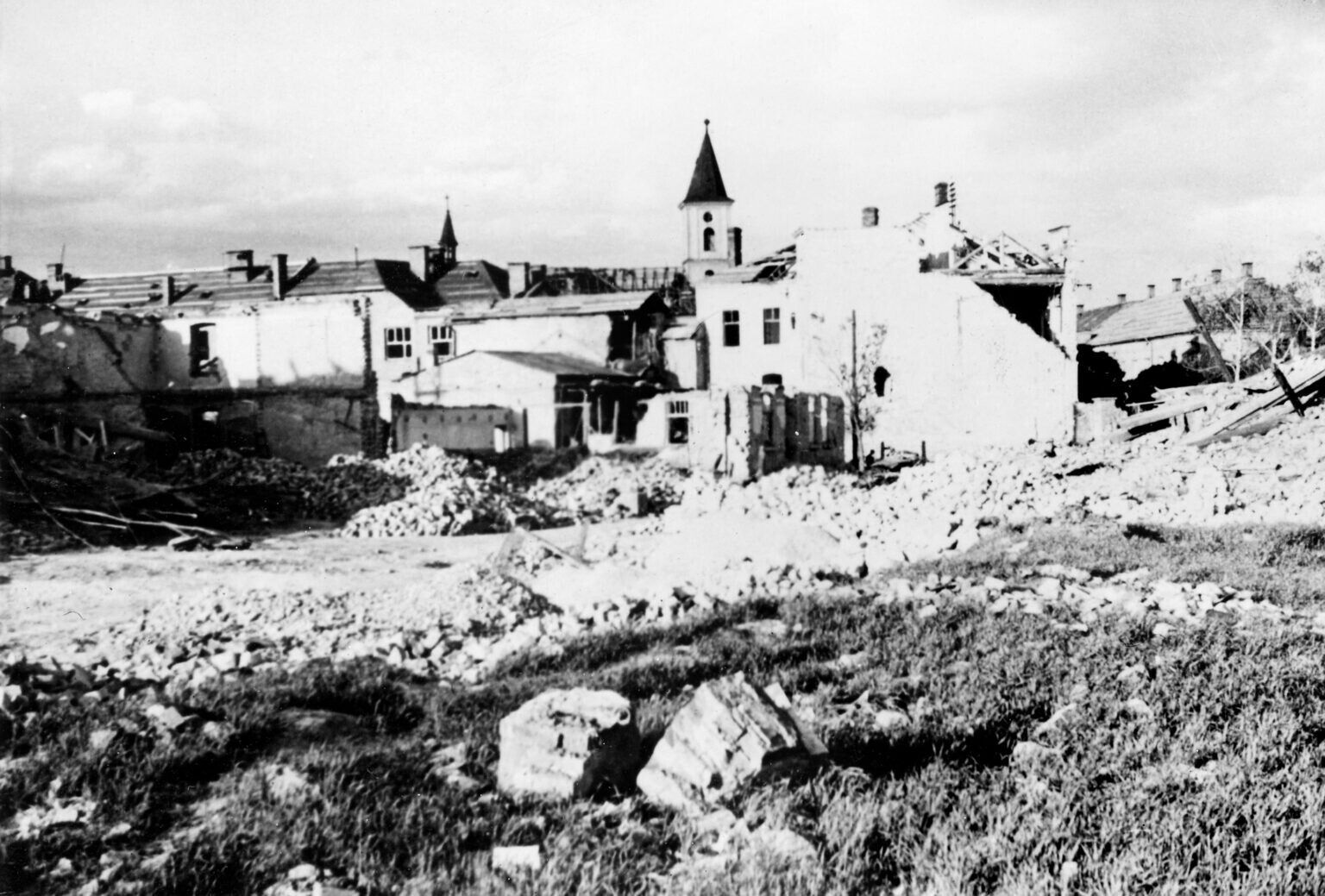 Olomouc, pobořené domy v Hodolanech, 1945, zdroj: Paměť národa