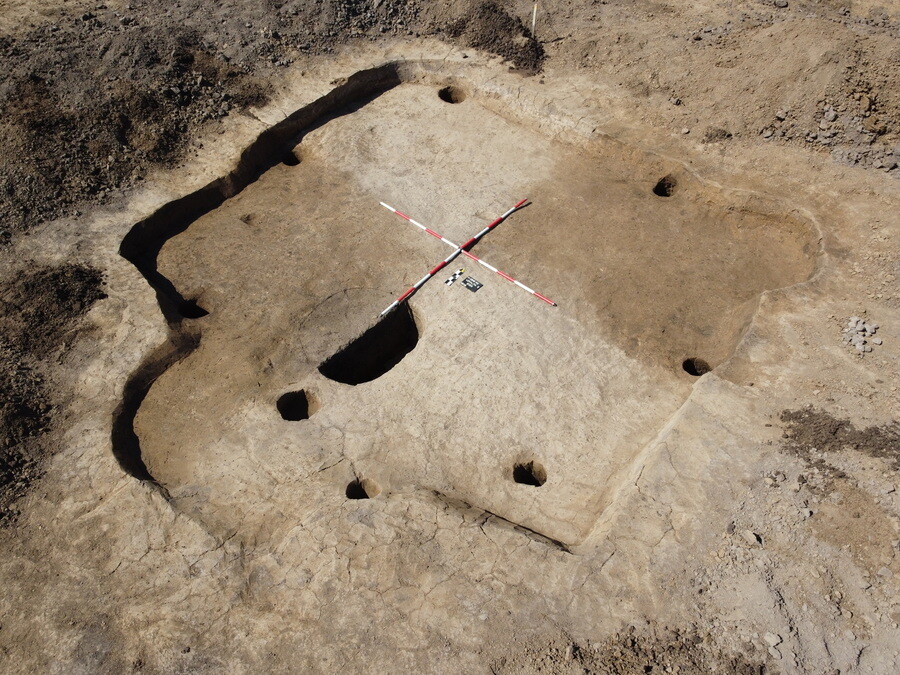 Germánská chata s kůlovou konstrukcí, zdroj: Ústav archeologické památkové péče Brno