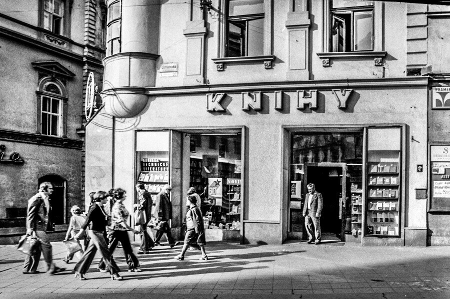 Roh ulic Ostružnická a Opletalova, rok 1978, foto: Radovan Mikula / Report