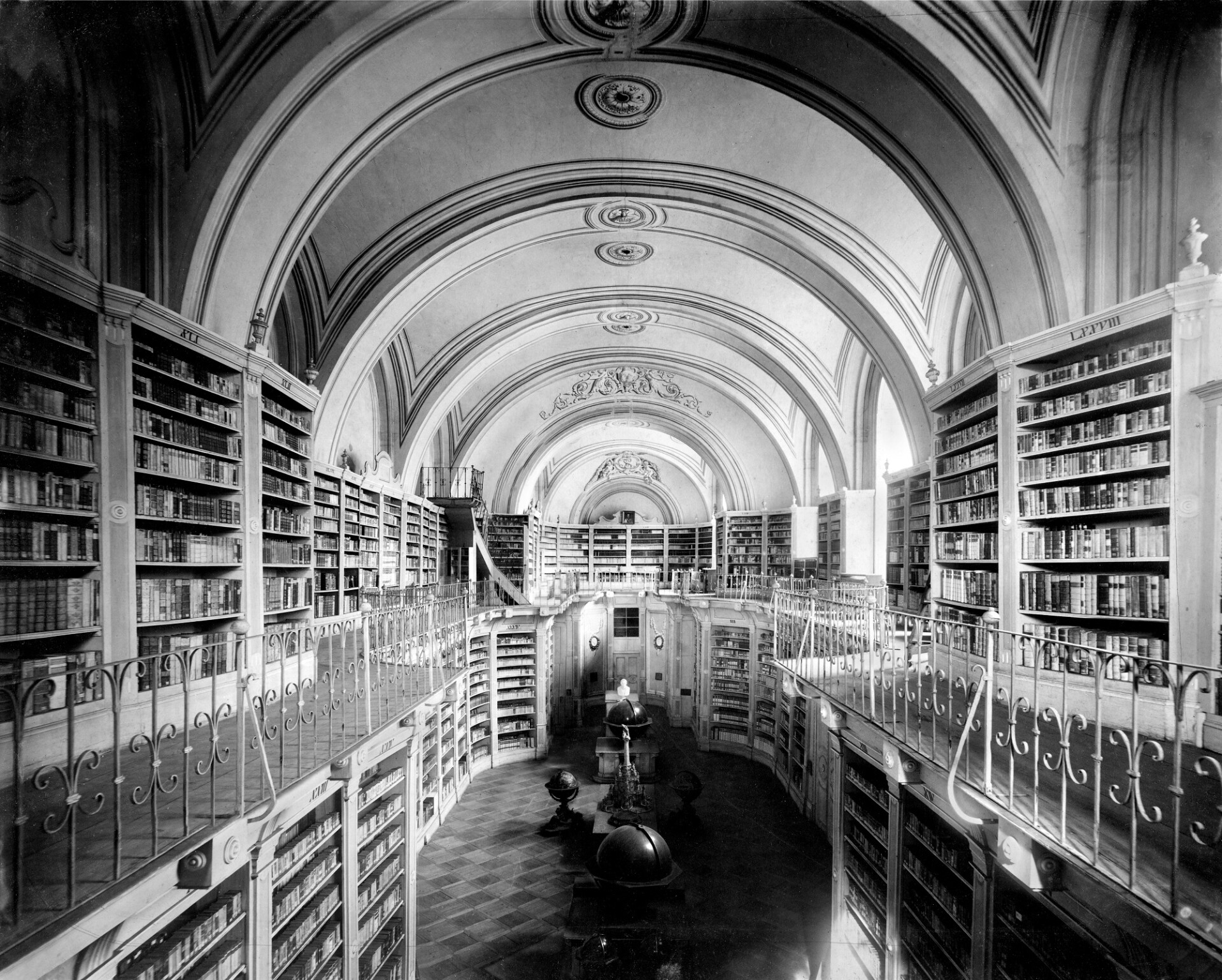 Bývalá studijní knihovna v kostele zrušeného kláštera klarisek na fotografii z roku 1888.