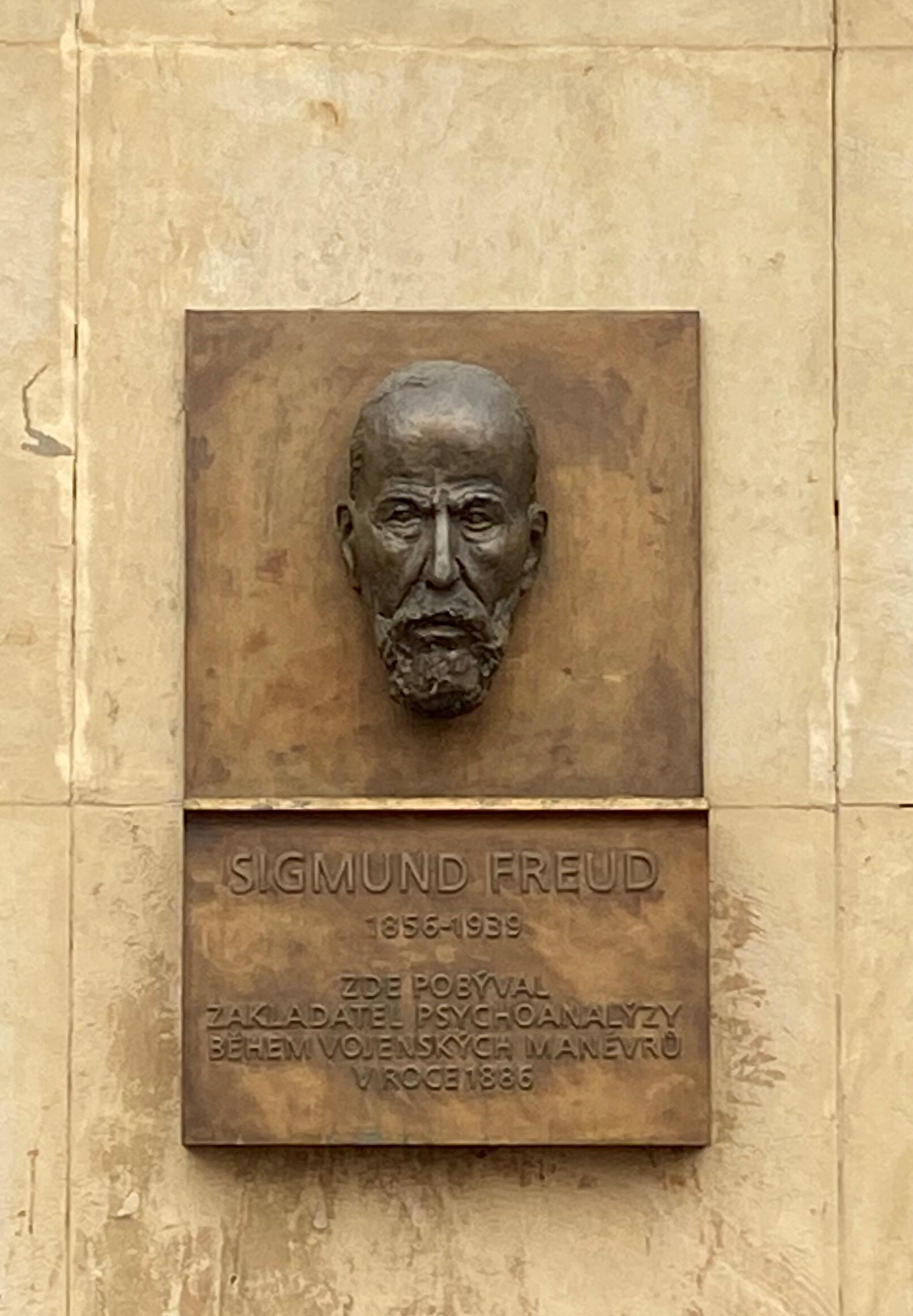 Pamětní deska s bustou Sigmunda Freuda.